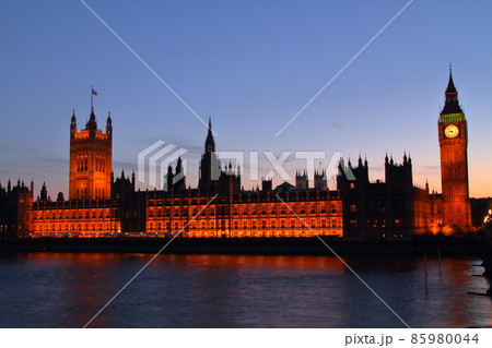 イギリスロンドン　夕焼けのテムズ川沿い国会議事堂となっているウェストミンスター宮殿とビッグベン 85980044