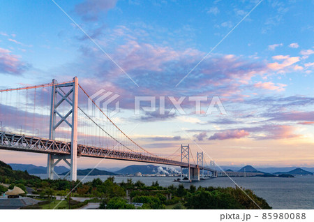 夕焼けの瀬戸大橋、与島から撮影の写真素材 [85980088] - PIXTA