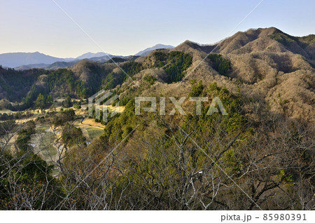 道志山塊の鶴島御前山のハサミ岩より朝日の高柄山と丹沢 道志山塊の鶴島御前山のハサミ岩より朝日の高柄山と丹沢 85980391