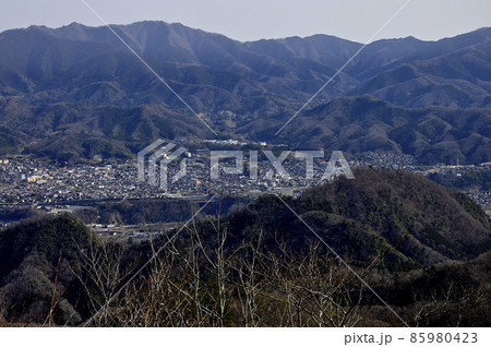 道志山塊の高柄山山頂から望む奥多摩の山並み 85980423