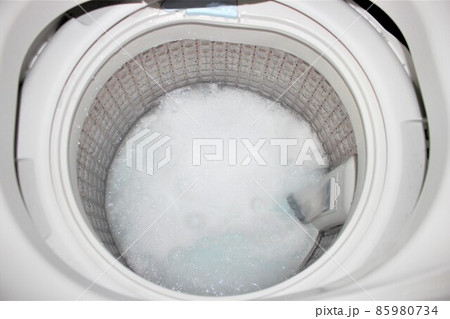 洗濯槽と洗剤の泡 洗濯槽内 槽 洗濯用洗剤 洗濯槽と洗剤の泡 洗濯槽内 槽 洗濯用洗剤 85980734