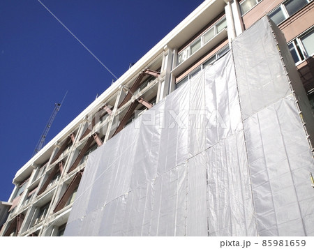 建物に取付けられた耐震装置(工事中) 建物に取付けられた耐震装置(工事中) 85981659