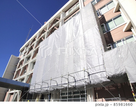 建物に取付けられた耐震装置(工事中) 建物に取付けられた耐震装置(工事中) 85981660