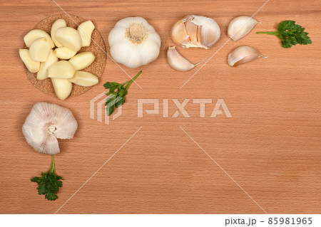 Garlic isolated on wooden background. 85981965