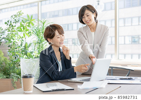 パソコンを見ながら会話するビジネスウーマン2人 撮影協力:WEEK芝大門(サンフロンティア不動産) パソコンを見ながら会話するビジネスウーマン2人 撮影協力:WEEK芝大門(サンフロンティア不動産) 85982731