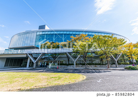 新潟県新潟市　晴天の新潟市民芸術文化会館 85982804