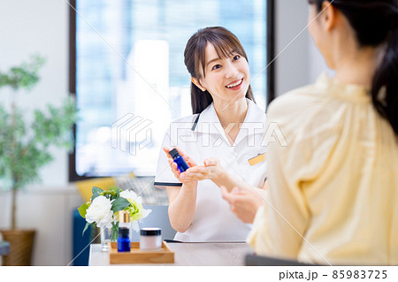 商品をすすめるエステサロンの若い店員 商品をすすめるエステサロンの若い店員 85983725