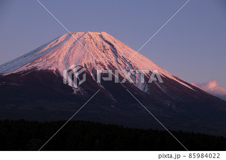 朝霧高原より望む紅富士 85984022
