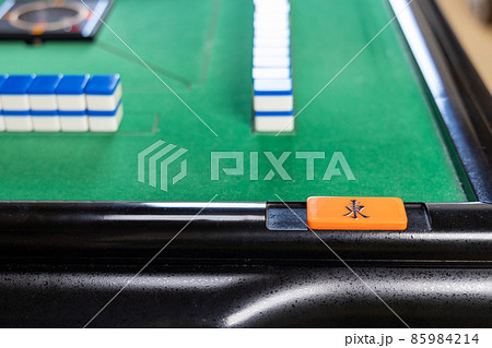 牌の積んである電動麻雀卓 85984214