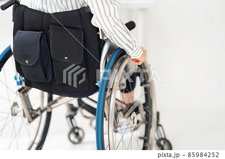 車椅子 足元 顔なし 車椅子 足元 顔なし 85984252