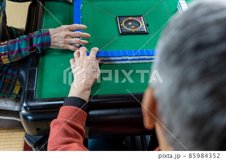 麻雀をするシニア 85984352