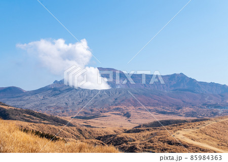 阿蘇火山博物館から見る阿蘇山・中岳の噴煙 85984363