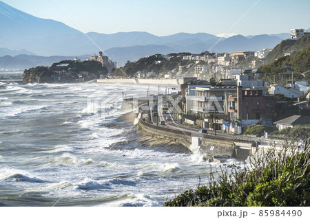 荒れ狂う湘南の海と国道134号【神奈川県・鎌倉市】 85984490