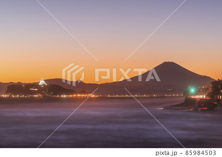 湘南の夕景　江ノ島と富士山　【神奈川県・鎌倉市】 85984503