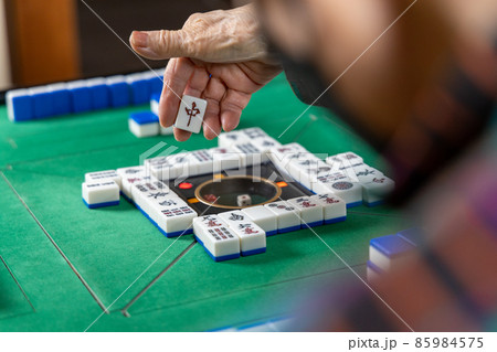 麻雀をして遊んでいるシニア女性 85984575