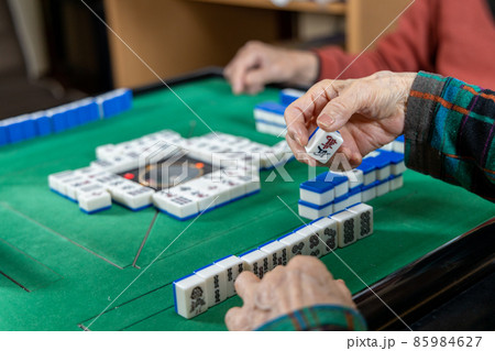 麻雀をして遊んでいるシニア女性 85984627