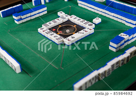 電動麻雀卓で麻雀をしているところ 電動麻雀卓で麻雀をしているところ 85984692