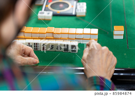 麻雀をして遊んでいるシニア女性 麻雀をして遊んでいるシニア女性 85984874