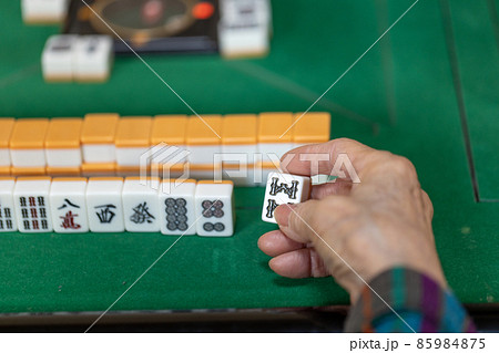 麻雀をして遊んでいるシニア女性 85984875