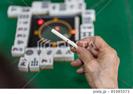 麻雀をして遊んでいるシニア女性 麻雀をして遊んでいるシニア女性 85985073