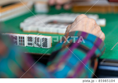 麻雀をして遊んでいるシニア女性の手元 85985104