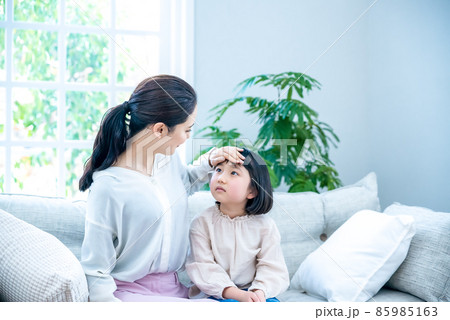 子供の熱を測るママ 85985163