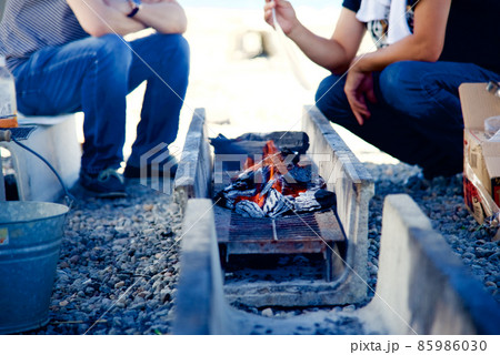 炭で楽しむバーベキュー 85986030