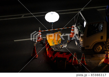 幹線道路の夜間工事 マンホール部分を照らす投光器 幹線道路の夜間工事 マンホール部分を照らす投光器 85986317