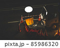 幹線道路の夜間工事 マンホール部分を照らす投光器　マット感 85986320
