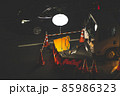 幹線道路の夜間工事 マンホール部分を照らす投光器と側方を通過する車　マット感 85986323