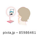 推しのアイドルとビデオ通話をする女の子 85986461