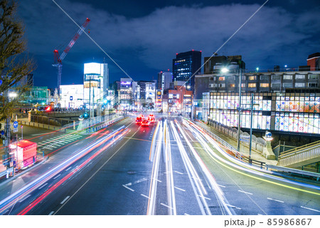 交差点の光跡夜景 85986867