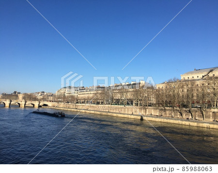 青空のフランス、パリのセーヌ川とポン・ヌフ橋 85988063
