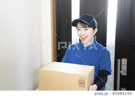 荷物を届ける宅配便の女性 荷物を届ける宅配便の女性 85989149
