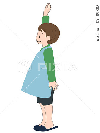 イラスト素材：エプロンをして笑顔で元気よく手を上げる男の子 85989882