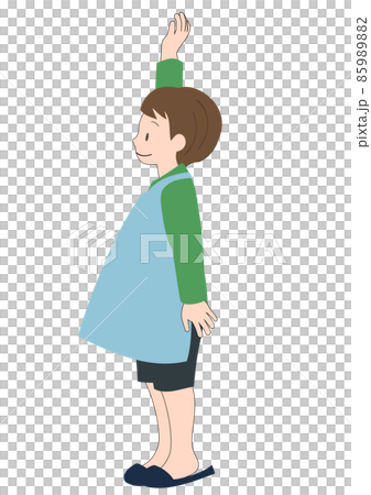 イラスト素材：エプロンをして笑顔で元気よく手を上げる男の子 85989882