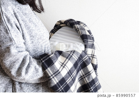 湯たんぽを抱えた女性 湯たんぽを抱えた女性 85990557