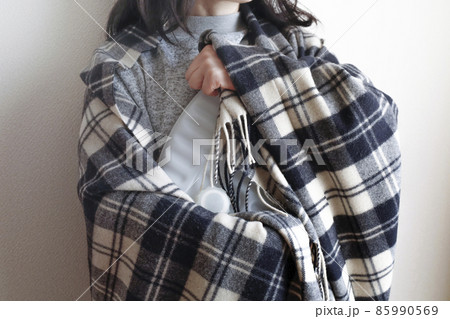 湯たんぽを抱えた女性 85990569