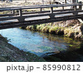小川にかかる橋 85990812