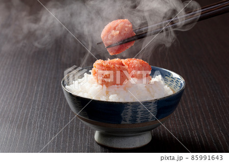 湯気がたつご飯に辛子明太子 85991643