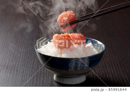 湯気がたつご飯に辛子明太子 湯気がたつご飯に辛子明太子 85991644