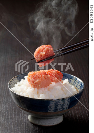 湯気がたつご飯に辛子明太子 85991645