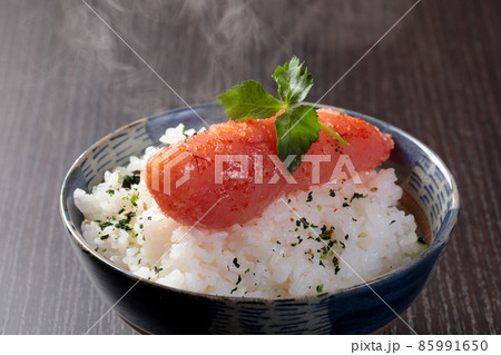 湯気がたつご飯に辛子明太子 85991650