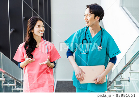 スクラブを着た男女医療従事者 撮影協力:LINK FOREST スクラブを着た男女医療従事者 撮影協力:LINK FOREST 85991651