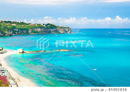 Watercolor drawing of Top view of beautiful amazing Tyrrhenian sea with turquoise water, tropical seascape, endless horizon, Costa degli Dei, Coast of the Gods, Tropea Watercolor drawing of Top view of beautiful amazing Tyrrhenian sea with turquoise water, tropical seascape, endless horizon, Costa degli Dei, Coast of the Gods, Tropea 85992839