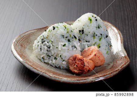 若菜とワカメの三角おむすびと明太子 85992898