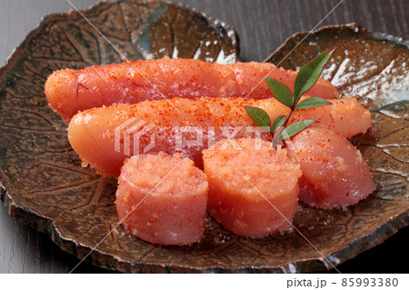 お皿に盛り上がった辛子明太子 85993380