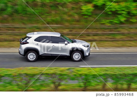 自動車イメージ　走る車を流し撮り　トヨタヤリスクロス 85993468