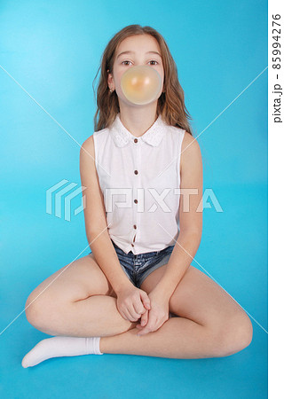 Young girl making a big bubble with a chewing gum 85994276