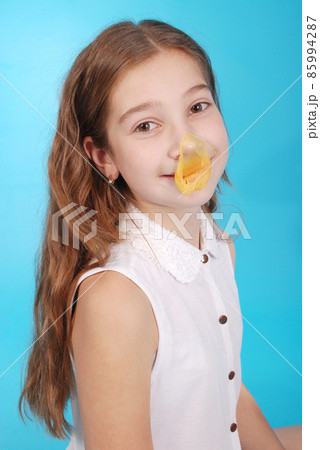 Young girl playing with chewing gum 85994287